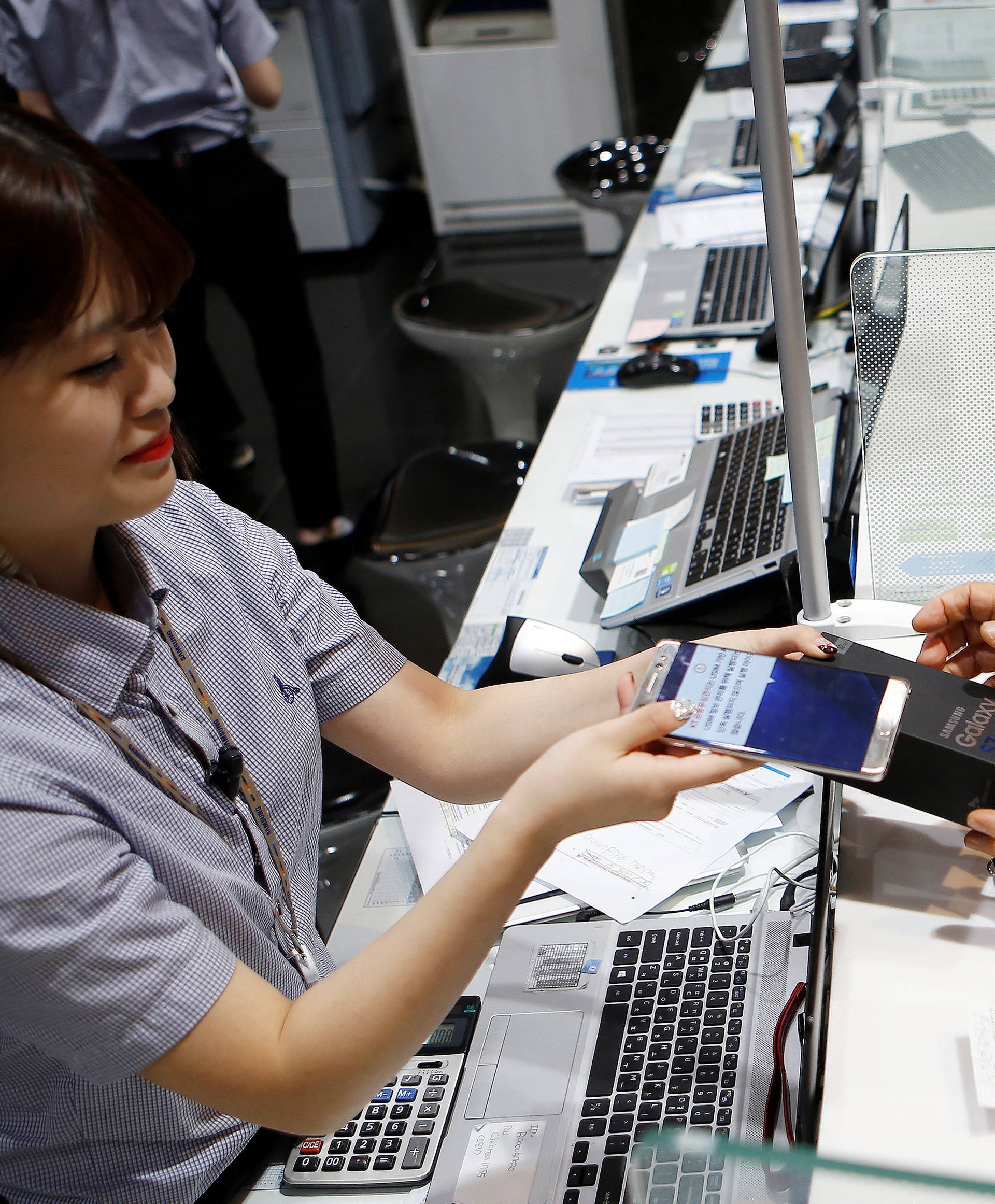 A customer exchanges his Samsung Electronics' Galaxy Note 7 to Galaxy S7 at company's headquarters in Seoul