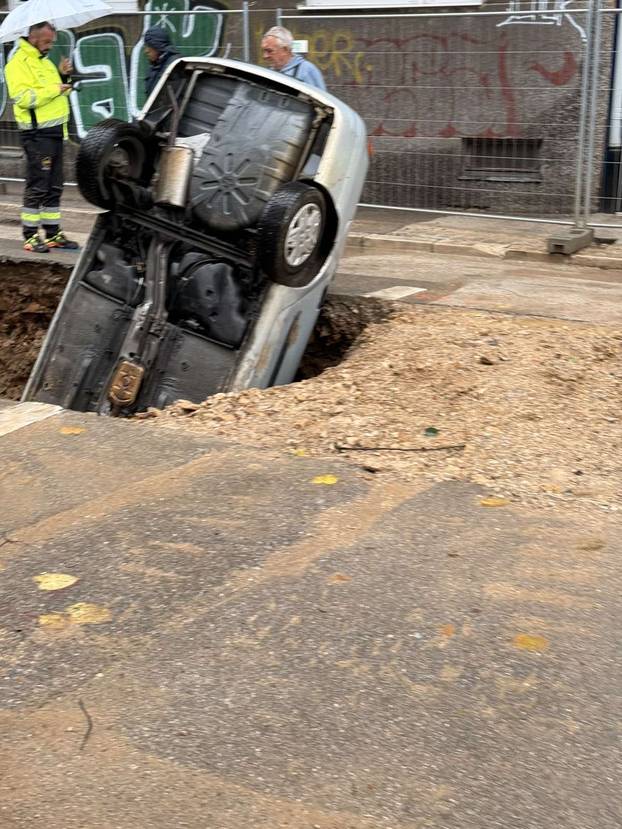 FOTO Ovako je vozač završio u rupi ispred vrtića u Rijeci