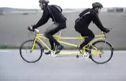 Dvojica voze bicikl jedan drugom okrenuti leđima