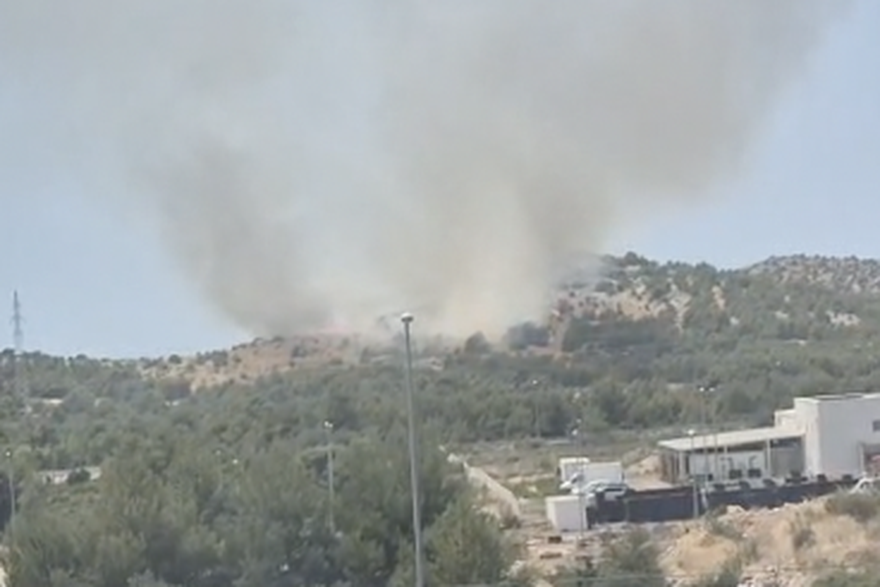 Gori otvoreni prostor kraj industrijske zone u Šibeniku