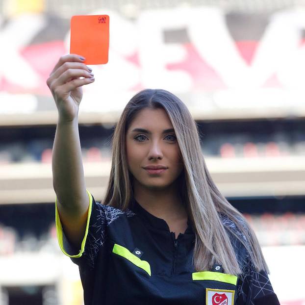 FOTO Tursku sutkinju zbog seks skandala izbacili iz nogometa. Pogodite čime se sada bavi...