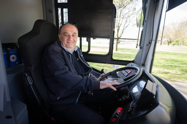 Zagreb: Tomislav Tomašević i suradnici predstavili prvi električni autobus namijenjen za javni prijevoz