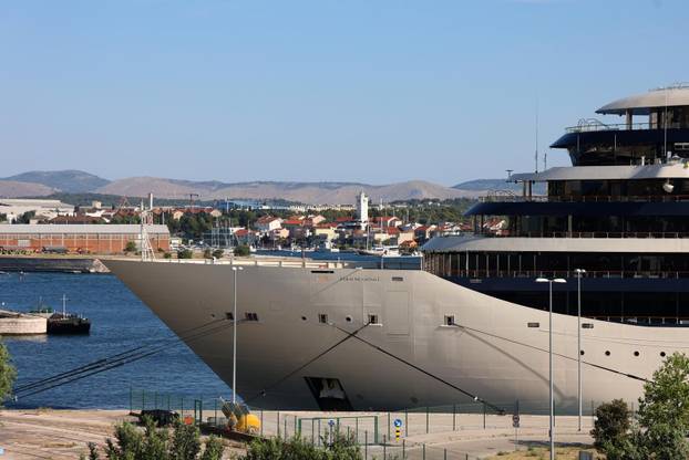 Šibenik: U šibenskoj luci usidrio se najluksuzniji kruzer na svijetu Four Seasons 