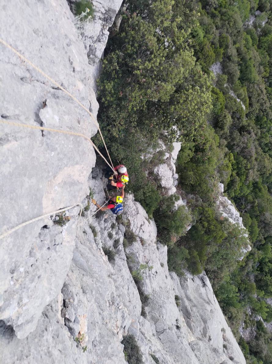 HGSS Split spasio čovjeka iz stijene: 'Vikao je upomoć, bio je potresen. To su jako strme litice'