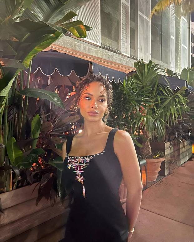 FOTO Bivša konobarica se zbog Benzeme preobratila na islam, rodila mu i dijete. Prekinuli su