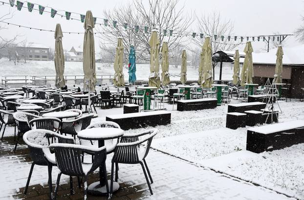 Snijeg zabijelio ulice u Sisku