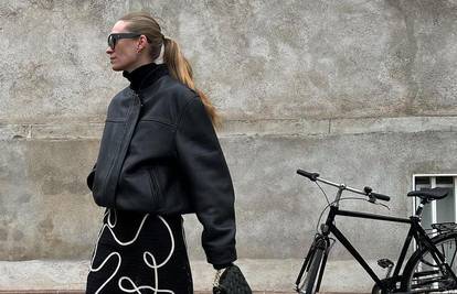 Crna pufasta jakna od umjetne kože hibrid je rokerskog i stila za jednostavne urbane formule
