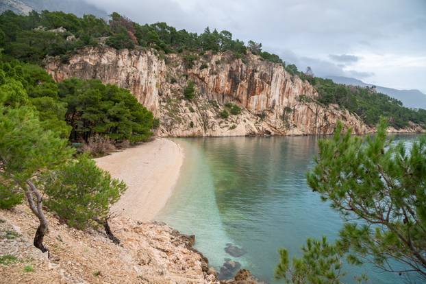 Makarska: Zbog obilnih kiša na plaži Nugal ponovno se pojavio slap