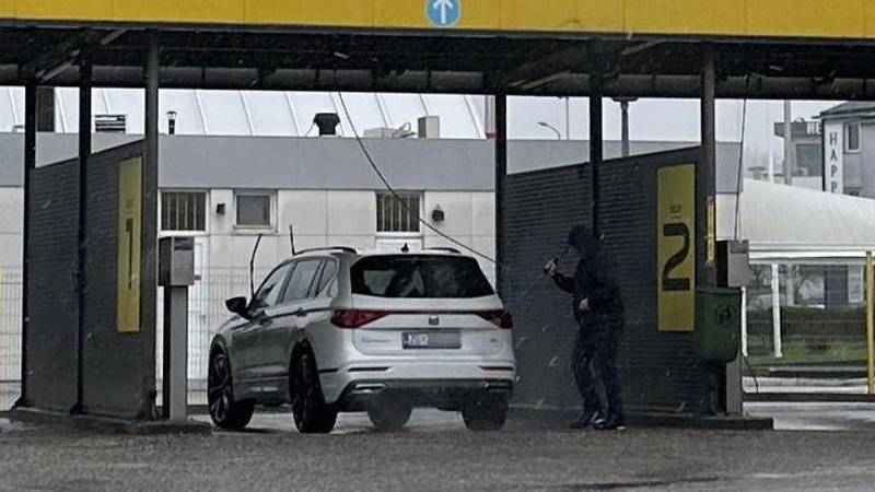 FOTO Zagrepčanin prao auto usred oluje: Apokalipsa može čekati, felge su prioritet...