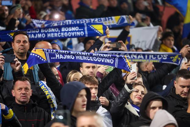 Tuzla: Navijači prate susret Bosne i Hercegovine i Rumunjske 