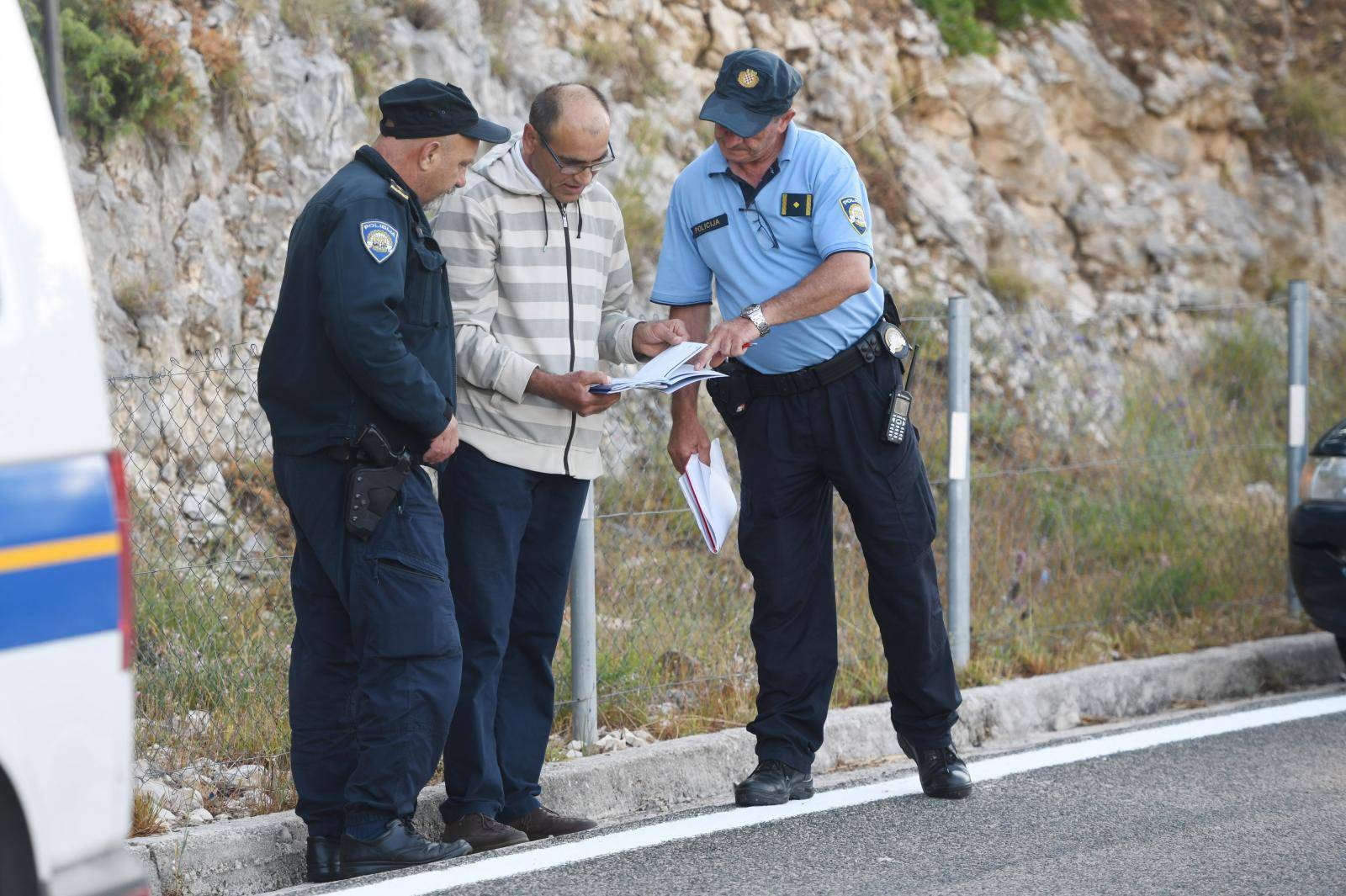 Automobil naletio na kamen koji je uslijed potresa pao na cestu kod Vrpolja