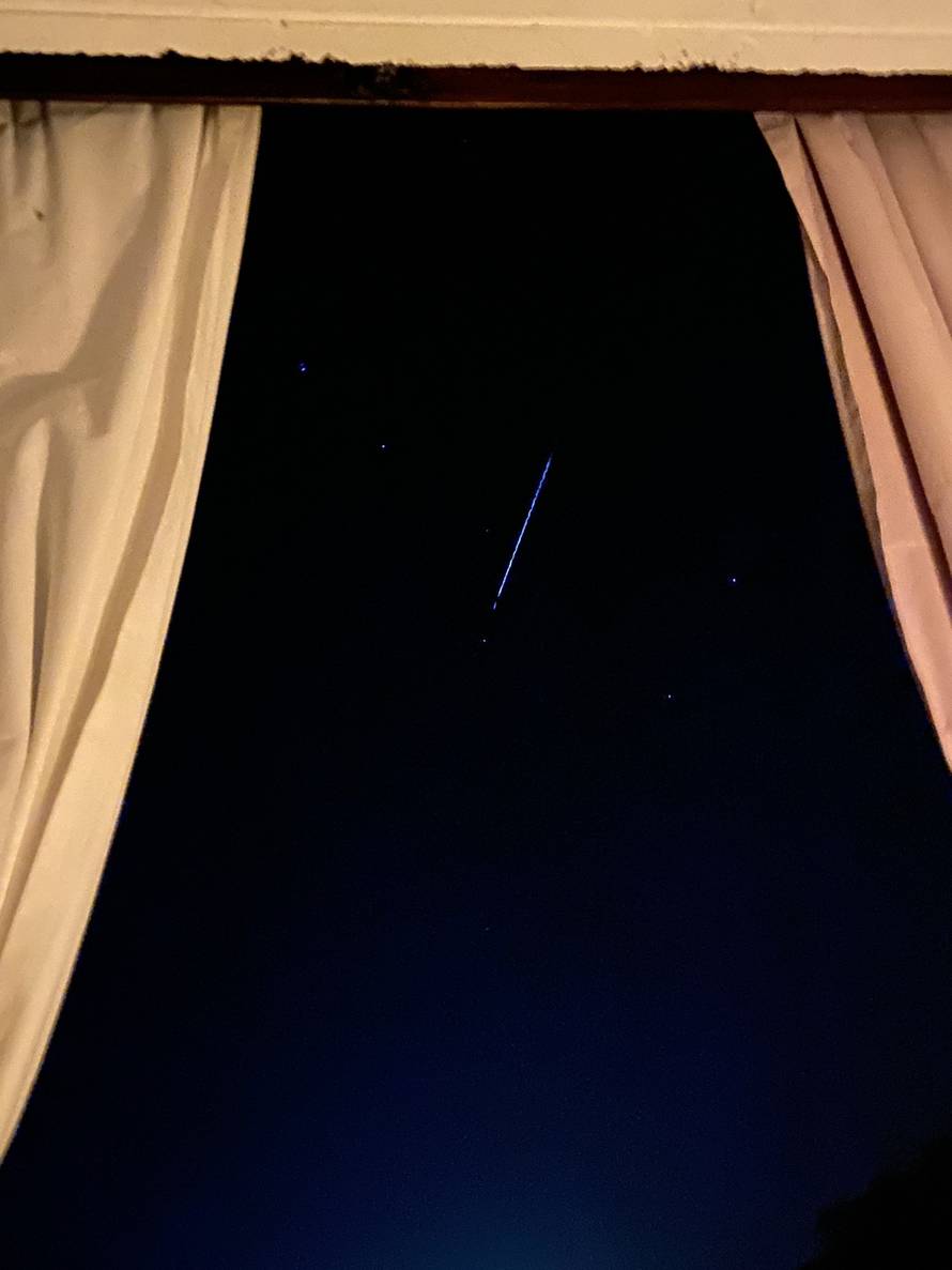 Hrvate začudio prizor na nebu: Zašto Muskovi sateliti izgledaju kao crte i kako ih možete pratiti