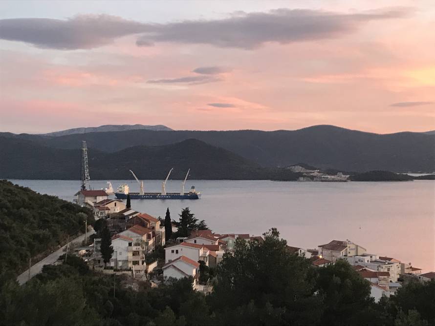 Kinezi se udomaćili u Komarni, s mještanima igraju i košarku