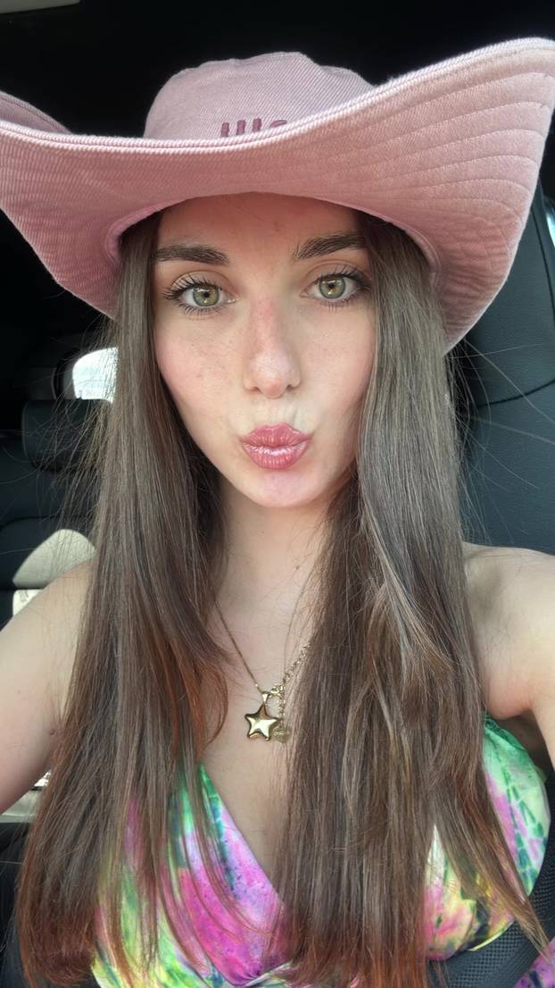 FOTO Zbog nje bi svi u zaleđe. Tange i zastavica su joj rekviziti