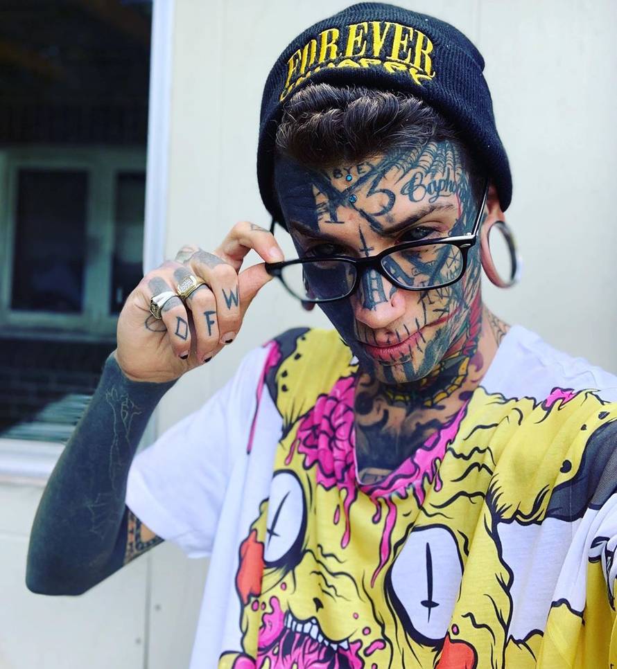 Mladić istetovirao cijelo tijelo: Policija ga traži, on im se ruga