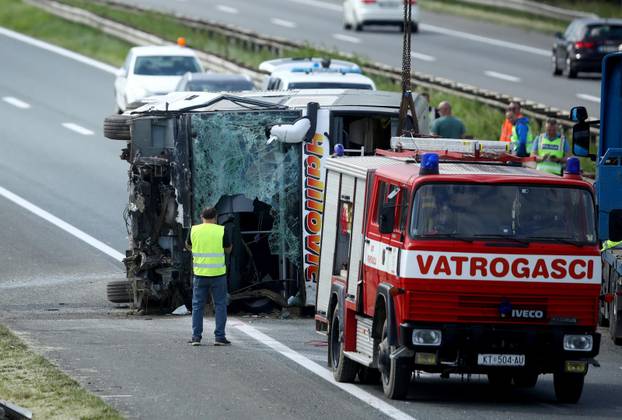 U sudaru autobusa i auta na A3 dvije osobe poginule, više ozlijeđenih