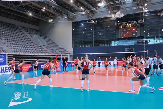 Zagrijavanje odbojkašica uoči početka susreta Hrvatske i Kosova u kvalifikacijama za odlazak na Europsko prvenstvo