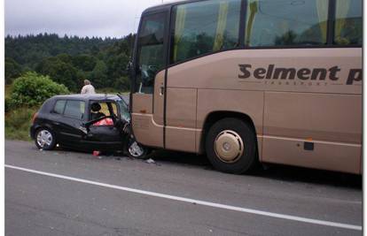 Troje mrtvih u sudaru autobusa i automobila