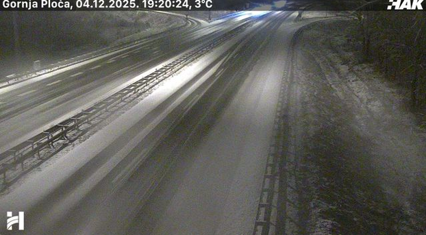 FOTO Snježni kaos kod Gospića: Autocestu zameo snijeg. HAK  se oglasio upozorenjem za vozače