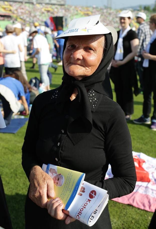 Sarajevo: Hodo?asnici se od ranih jutarnih sati okupljaju kako bi do?ekali papu na stadionu