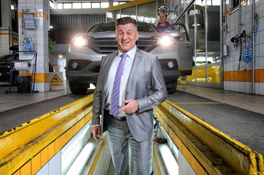 Škaro u ćeliji s četvoricom, a posjećuje ga atraktivna crnka