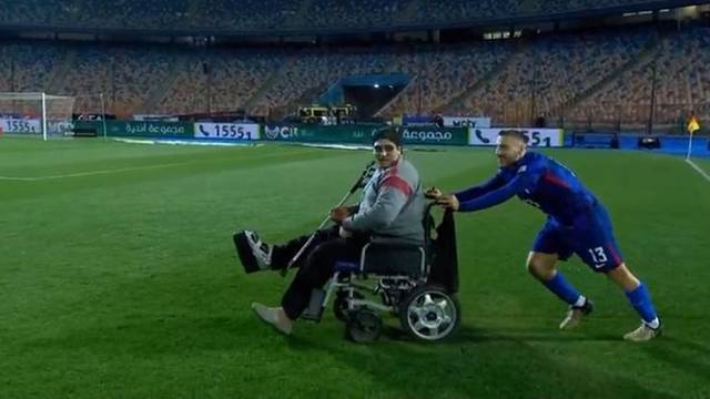 VIDEO Predivna gesta Vlašića: Navijača u kolicima dogurao na travnjak nakon slavlja Vatrenih