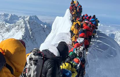 Turisti se vraćaju na M. Everest: Od potresa u kojem je poginulo 126 ljudi prošlo dva mjeseca