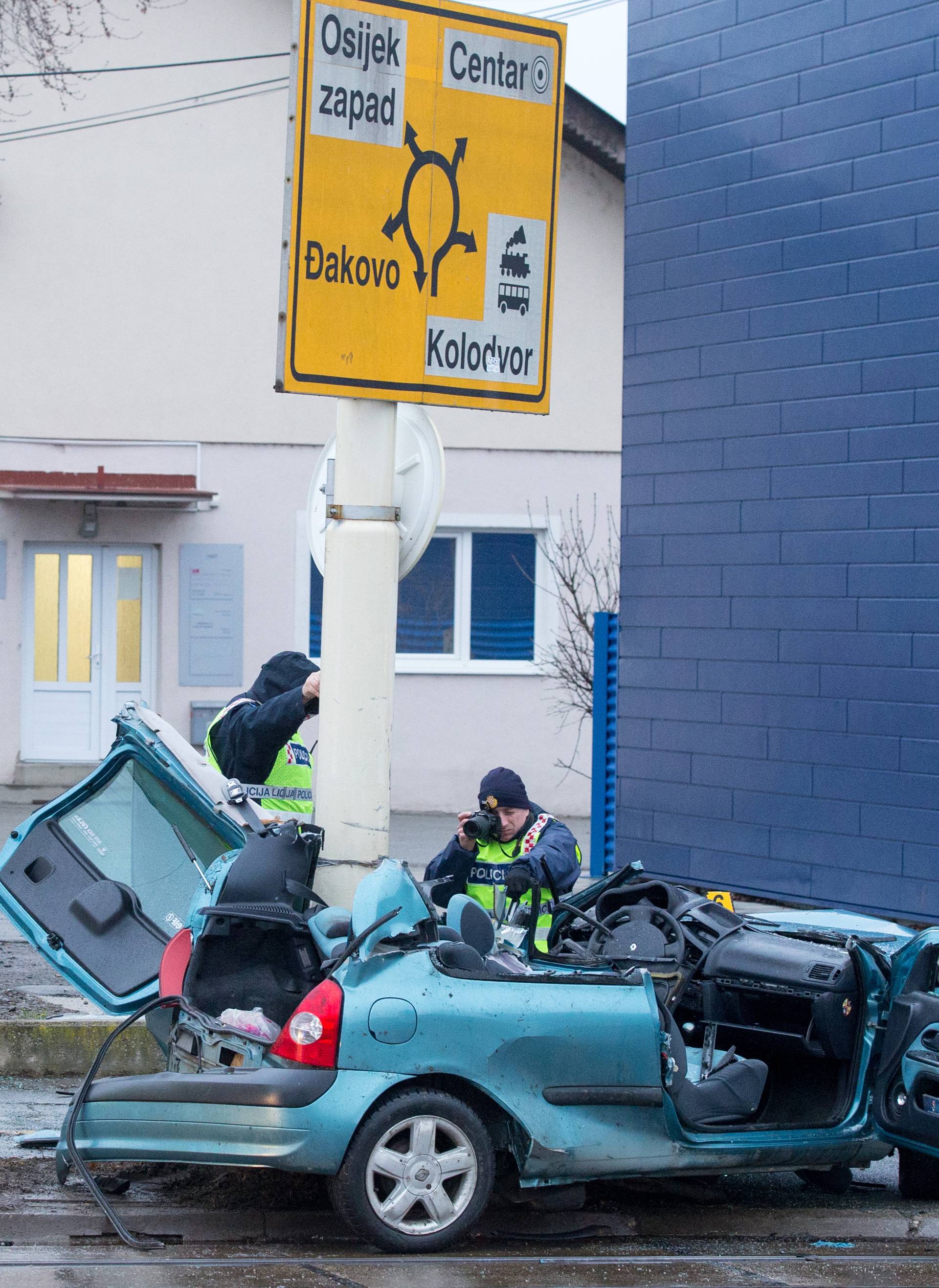 Muškarac preminuo, a žena u bolnici nakon sudara u Osijeku