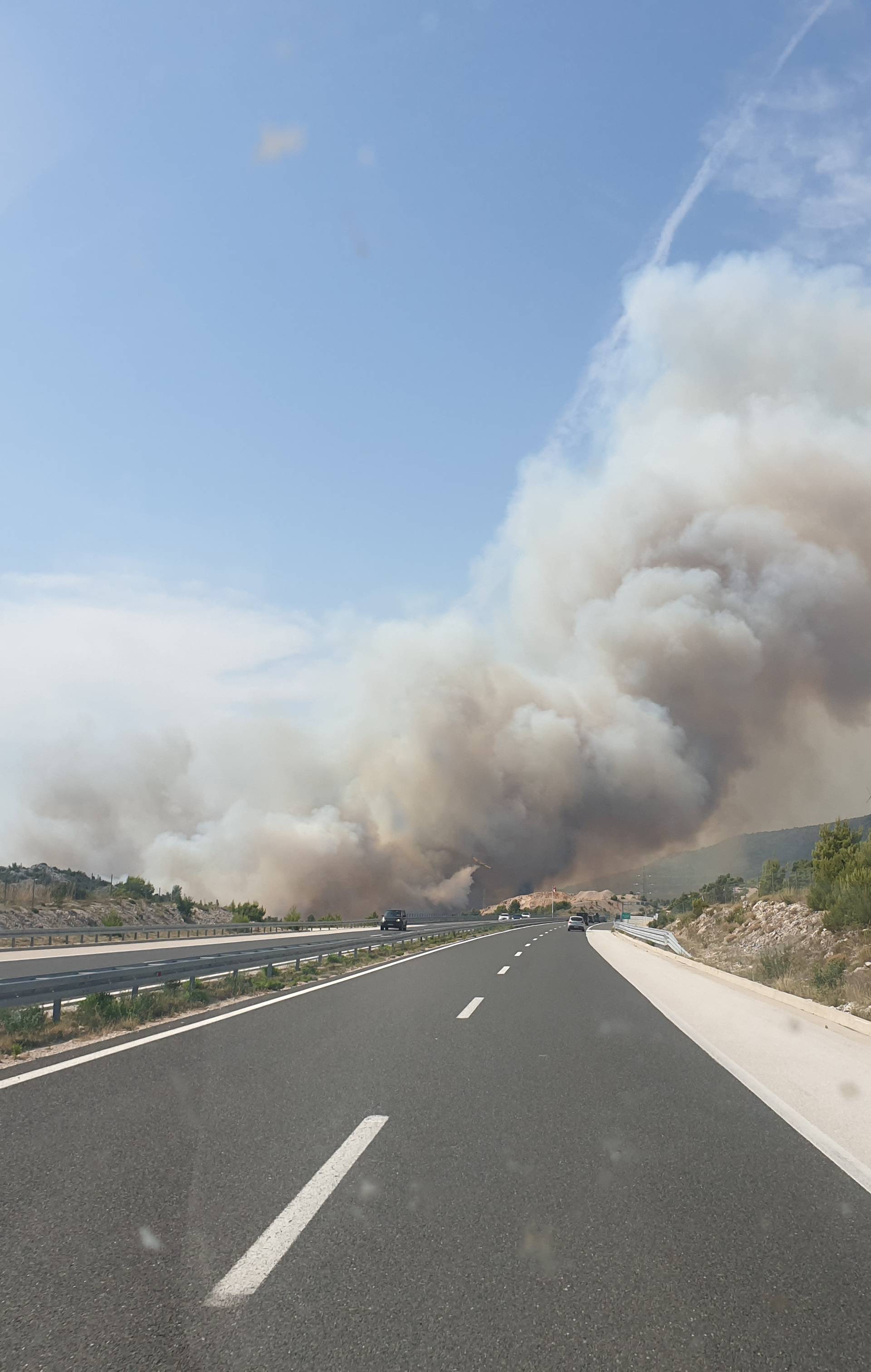 Besana noć pred vatrogascima: Počeli su evakuirati stanovnike