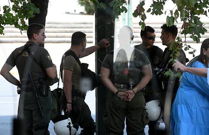 Grci nastavljaju s privođenjem Hrvata! Policija opkolila hotel i uhitila naoružane muškarce