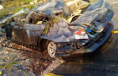 BMW-om probili ogradu na autocesti, žena poginula 