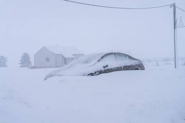 U Vrhovinama i Babinom Potoku palo je oko 50 do 80 cm snijega 