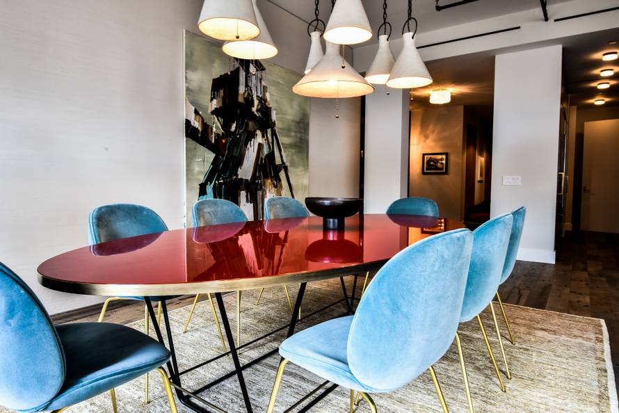 Bili smo u stanu Bowieja: Raj od 300 m2 krase cvjetne tapete, umjetnine, note i modri kauč