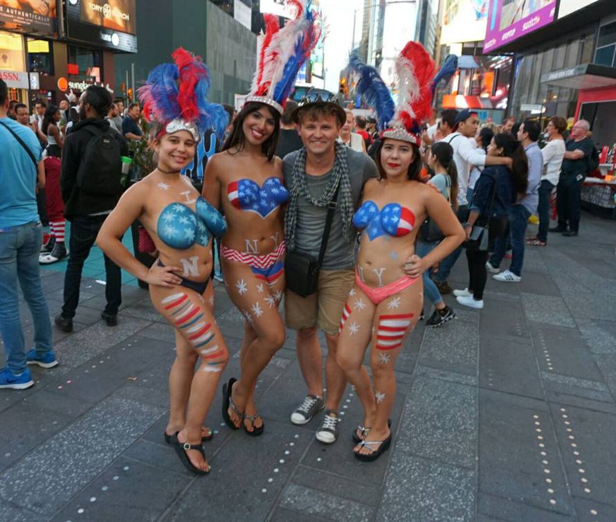 Time Square plesao u ritmu tamburice Bosutskih bećara
