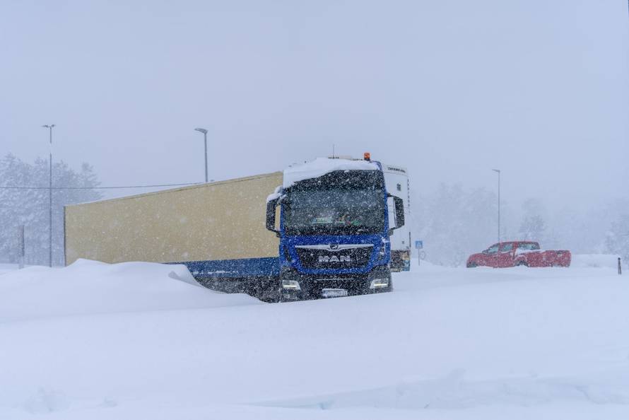 Korenica: Jako snježno nevrijeme stvorilo velike probleme u prometu