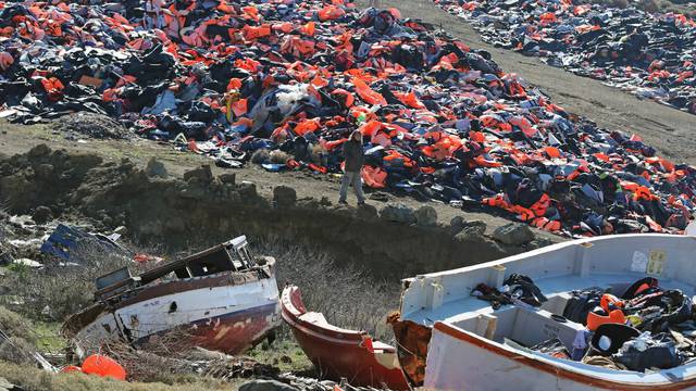 Lezbos: Uništeni brodovi i prsluci za spašavanje tijekom migrantske krize koja ne jenjava 
