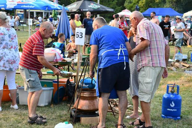 FOTO Otvoreno prvenstvo u kuhanju Fiša: Kotlovi i miris ribe preplavili Slavonski Brod
