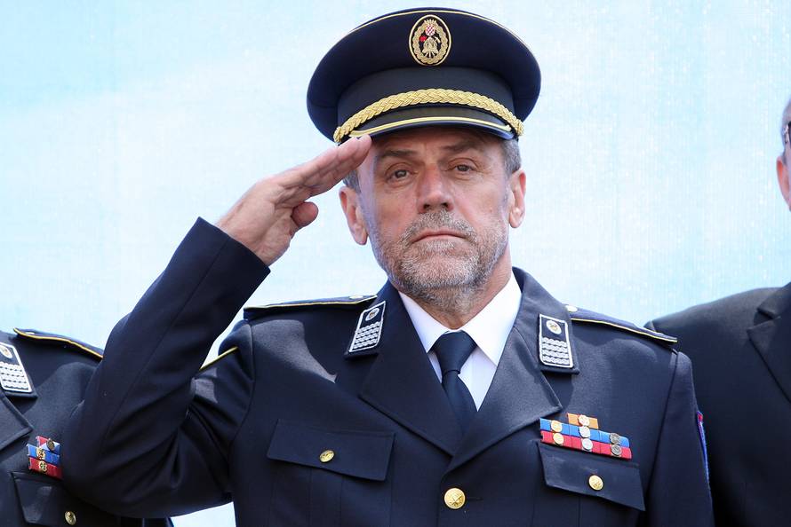 Vatrogasac i vrtlar: Sam uzeo šmrk i vješto barata motikom