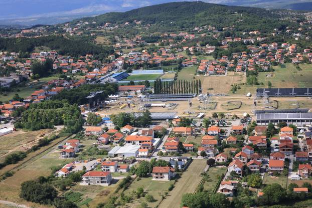 Sinj: Pogled iz zgrade na pripremu pozornice za koncert Marka Perkovića Thomspona