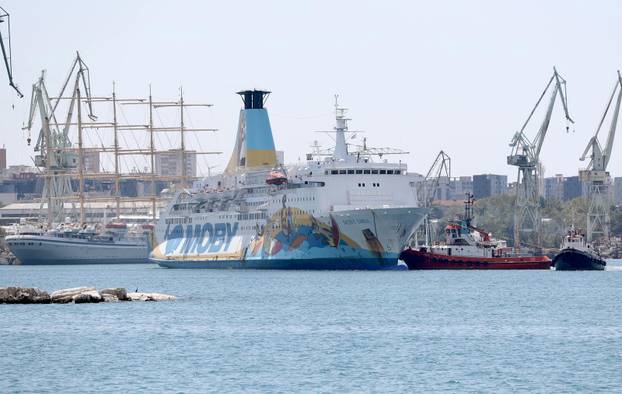 Split: Uplovljavanje broda s azbestom Moby Drea u splitski škver