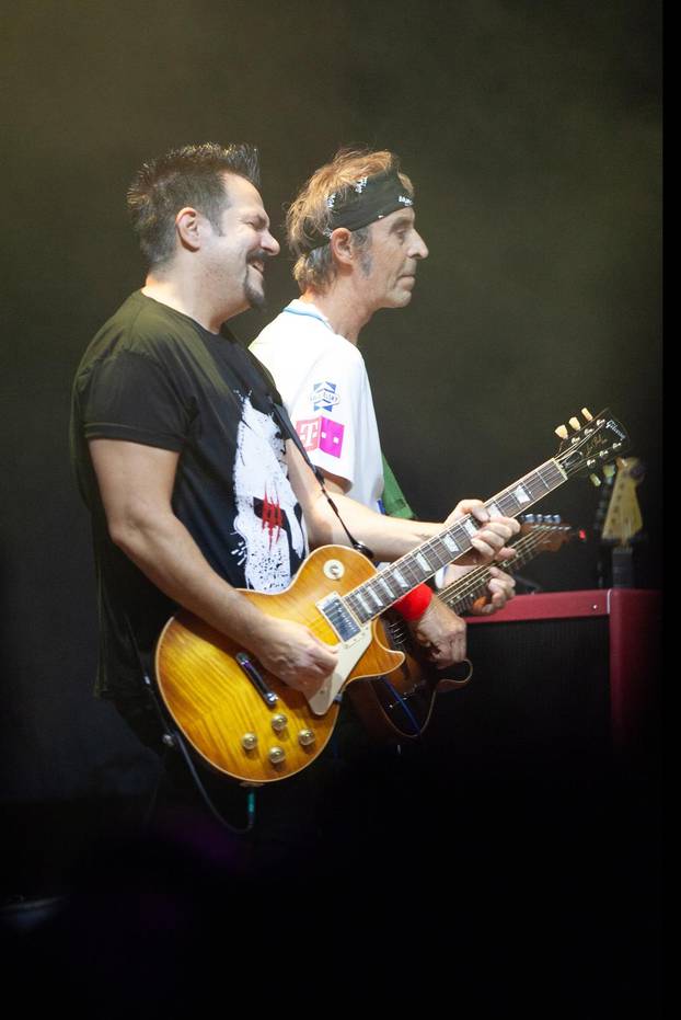 Osijek: Bajaga i Instruktori održali koncert u dvorani Gradski vrt 