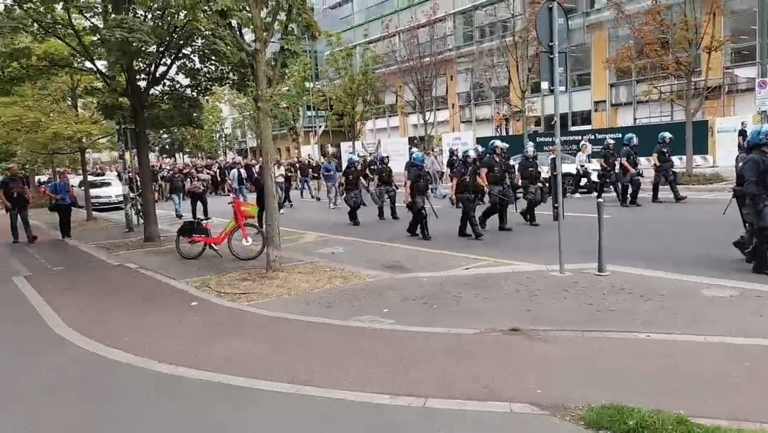 VIDEO Pogledajte korteo Boysa u Milanu. Pratio ih i policijski helikopter, a čuvali specijalci