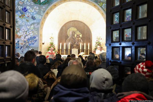 Zagreb: Polnoćka u u kapeli Majke Božje Sljemenske