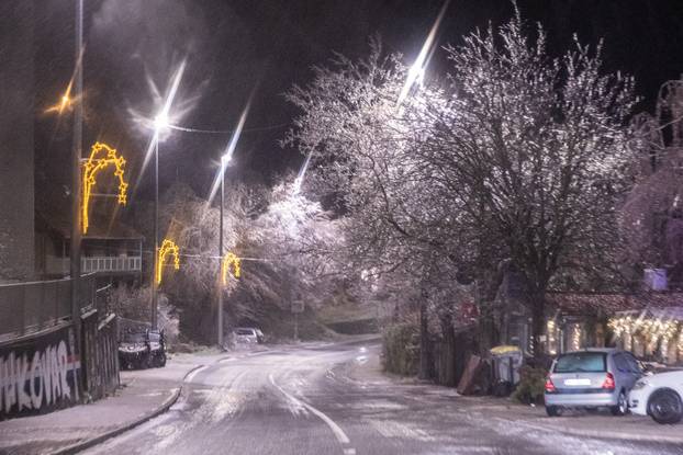 U Kninu je počela padati ledena kiša
