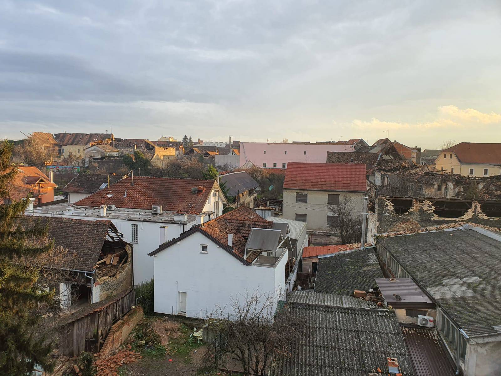 Tri lovca, dva bajkera i prijatelj iz sela: 'Rušim dimnjak - drma, spuštam se - drma. Dosta više'