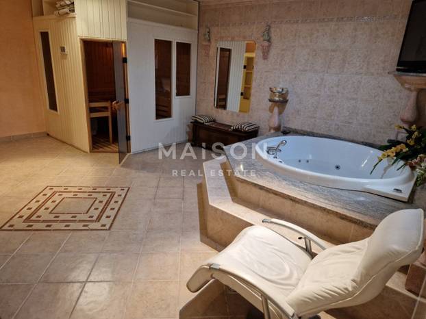 FOTO U Hrvatskoj se prodaje vila: Zlatna tuš kabina. Versace. I malo Valentina. Cijena? Sitnica