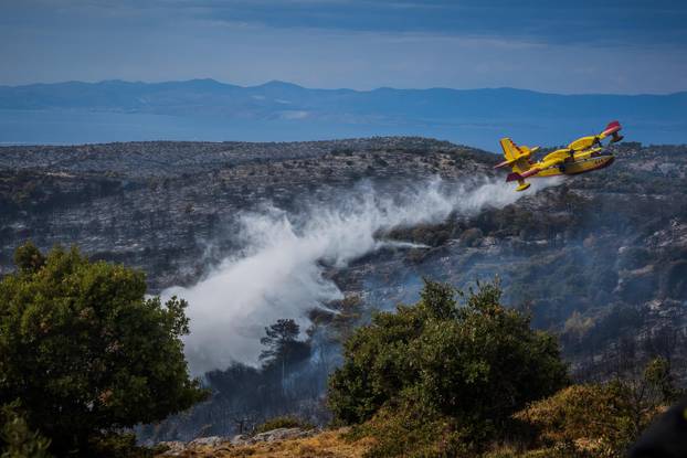 Nerežišća: Tijekom poslijepodneva ponovno se razbuktao požar