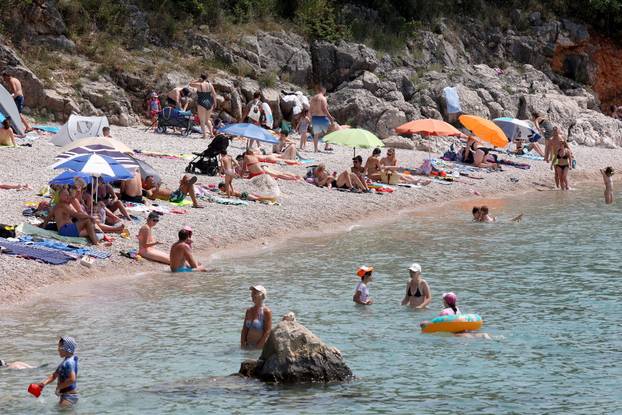 Rijeka: Ljudi uživaju na plaži Nova Voda u Kostreni
