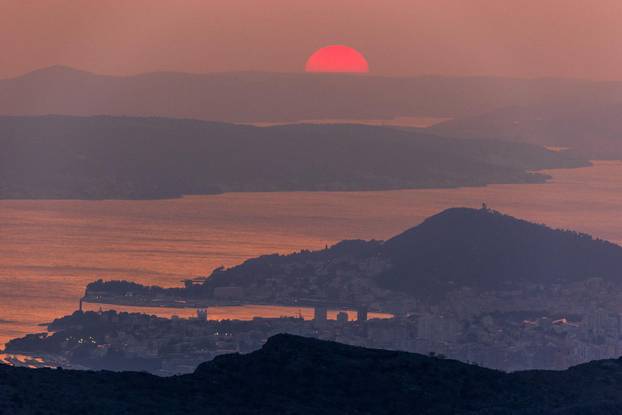 Mosor: Pogled sa Zvjezdanog Sela Mosor na zalaz sunca iznad Splita