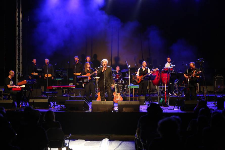 Radolfija raznježila unuka Ema (6): Donijela mu buket na binu